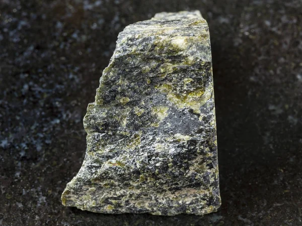 Cru Diopside pedra no fundo escuro — Fotografia de Stock