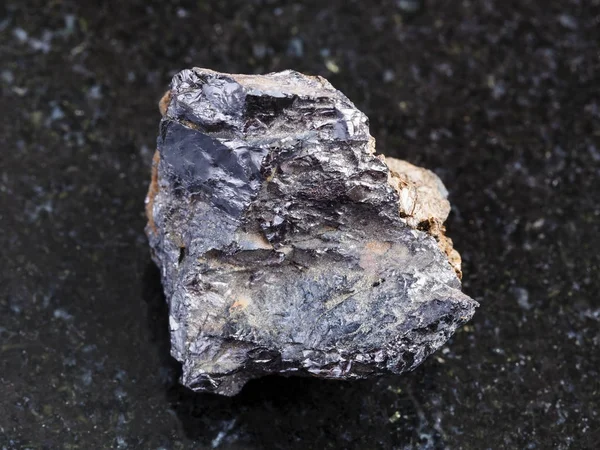 Ilmenorutiler (nb-tragender Rutil) Stein auf dunklem — Stockfoto