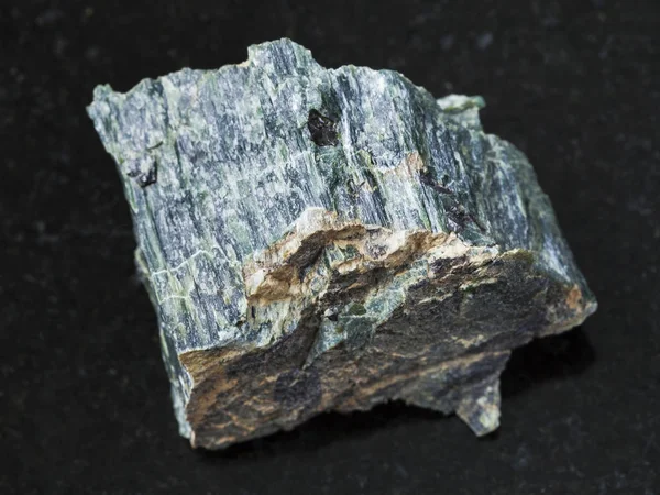 Raw chrysotilového azbestu kámen na tmavé — Stock fotografie