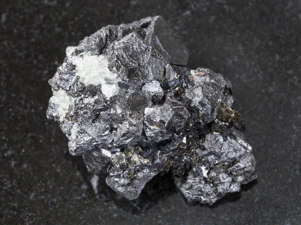 Råa kristallina magnetit sten på mörk — Stockfoto