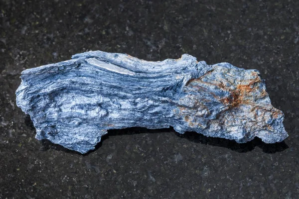 koyu arka plan üzerine kaba Rhodusite taş