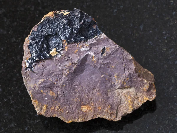 어둠에 limonite 돌에 goethite 집계 — 스톡 사진