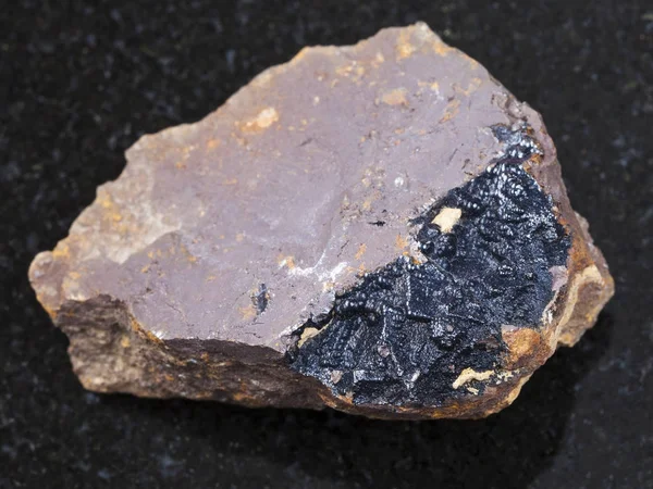 Goethiet aggregaten op limoniet rots op donker — Stockfoto