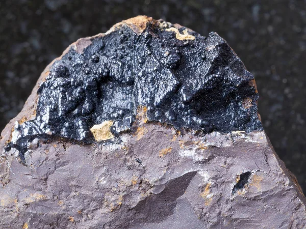 Minério de goethite em pedra de limonita de perto — Fotografia de Stock