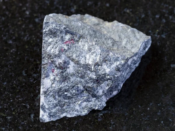 Piedra antimonita cruda sobre fondo oscuro — Foto de Stock