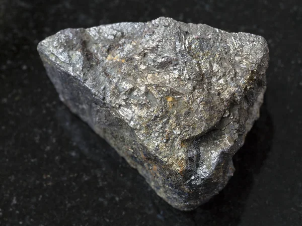 Ακατέργαστη πέτρα αρσενοπυρίτη σε σκούρο φόντο — Φωτογραφία Αρχείου