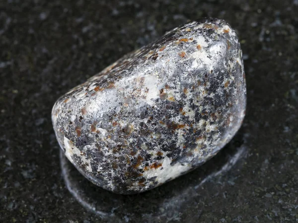 Tuimelde magnetiet steen op donkere achtergrond — Stockfoto