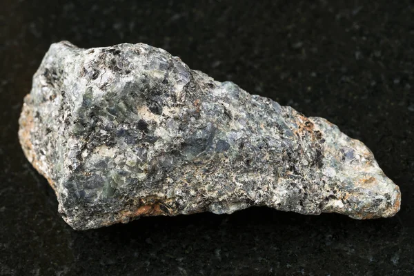 Грубий біотитовий нефлоновий синенітовий камінь на темряві — стокове фото