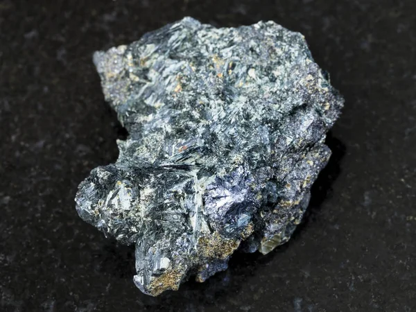 Molybdenite krystal v hrubé Glaucophane na tmavé — Stock fotografie