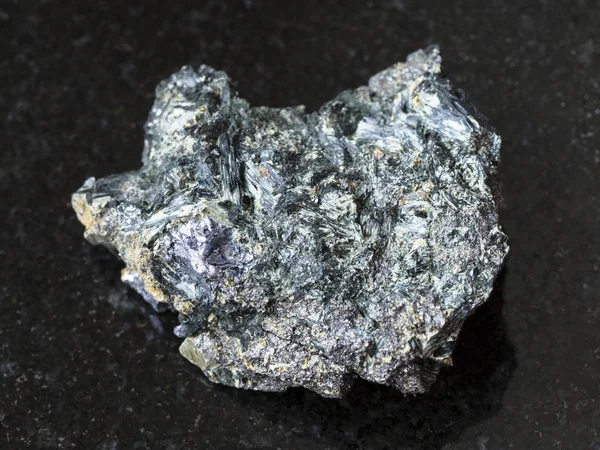 Молібденіт в Glaucophane камені на темному — стокове фото