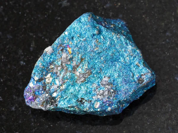 Pierre de Chalcopyrite bleue brute sur fond sombre — Photo