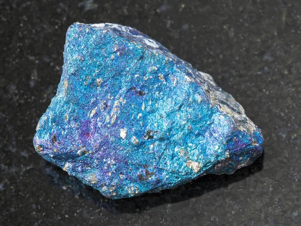 Koyu arka plan üzerine kaba mavi Chalcopyrite taş — Stok fotoğraf