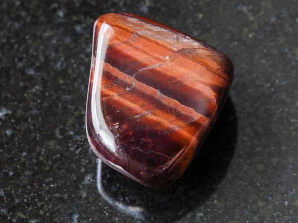 Eskitme turnayı gözünden gemstone koyu arka plan üzerinde — Stok fotoğraf