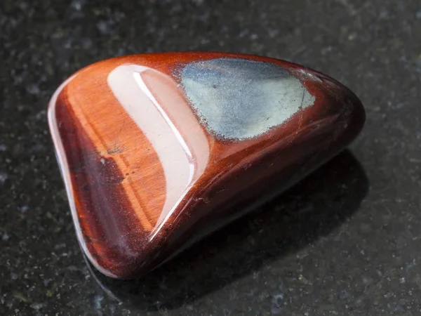 Polerowane Ox oko gemstone na ciemnym tle — Zdjęcie stockowe