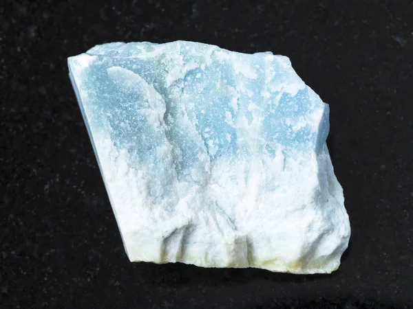 Koyu arka plan üzerinde ham mavi Violane taş — Stok fotoğraf