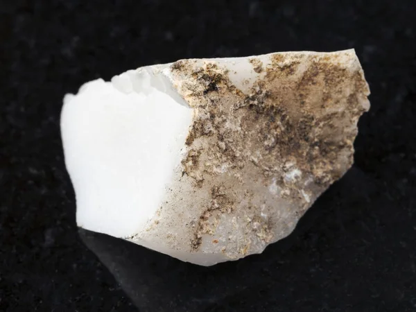 Raw cacholong (white opal) kámen na tmavé — Stock fotografie