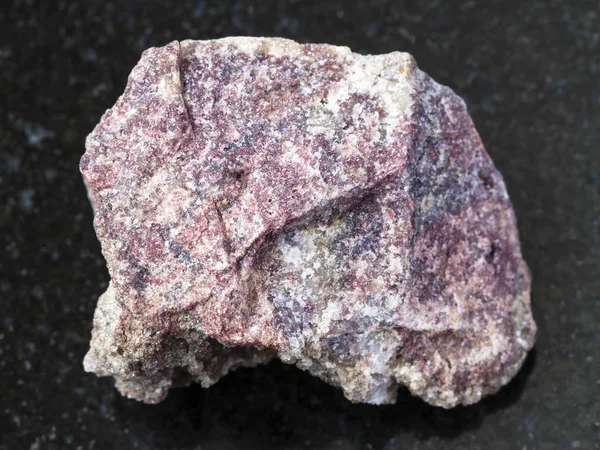 Грубий рожевий доломітовий камінь на темному фоні — стокове фото