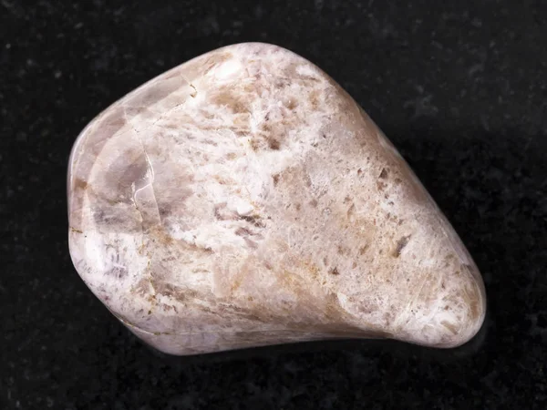 Полированный драгоценный камень Уссингит на тёмном фоне — стоковое фото
