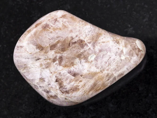 Tombado Ussingite pedra preciosa no fundo escuro — Fotografia de Stock