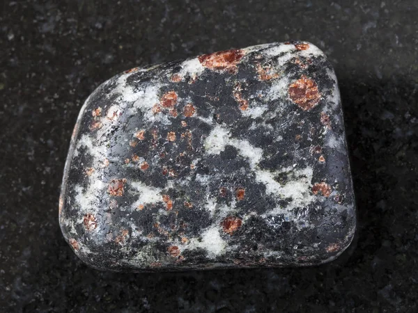 Garnet crystals in tumbled Hornblende on dark — Stock Photo, Image