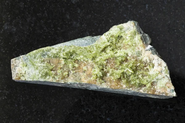 Surový krystal zelený drahokam Vesuvianite na tmavé — Stock fotografie