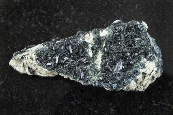 Hoornblende op amphibole-carbonaat steen op donker — Stockfoto