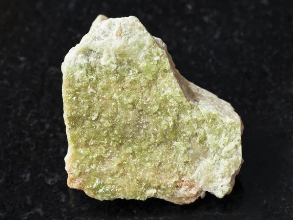 在黑暗的原始的石头上的绿色 Vesuvianite 水晶 — 图库照片