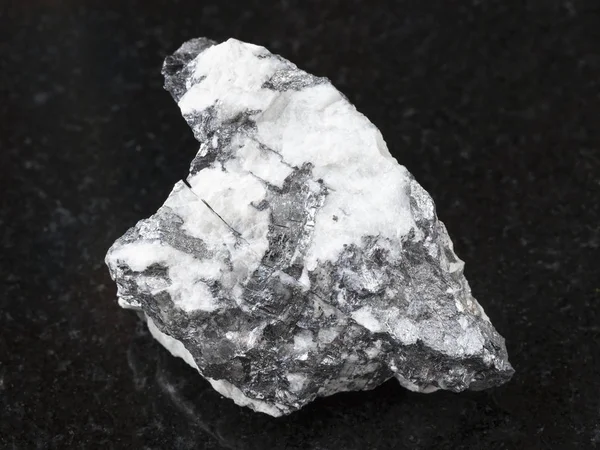 Bismuthinite nativo en piedra de cuarzo áspera en la oscuridad — Foto de Stock