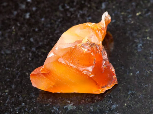 Cristal de Cornalina (calcedonia roja) en la oscuridad — Foto de Stock