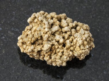 koyu arka plan üzerinde ham kalsedon taşı