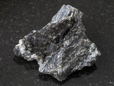 koyu arka plan üzerine kaba peridotite taş