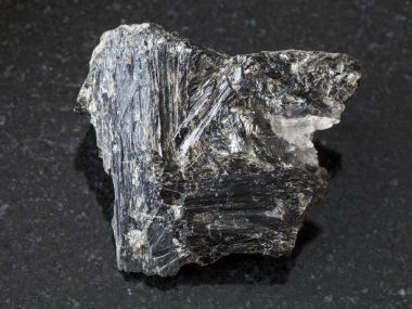 koyu arka plan üzerinde ham Gedrite taş