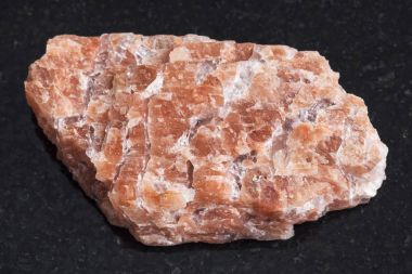 ham pegmatite taş koyu arka plan üzerine