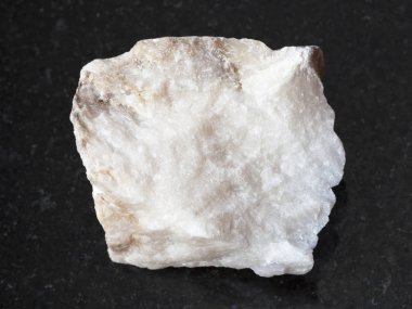 koyu arka plan üzerine kaba anhidrit taş