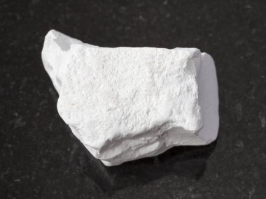 koyu arka plan üzerine kaba tebeşir taş