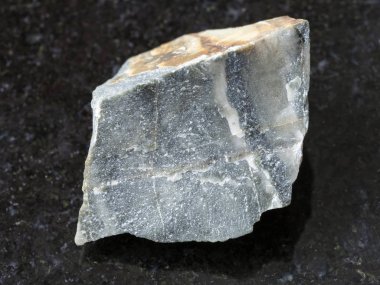 koyu arka plan üzerine kaba hornstone taş