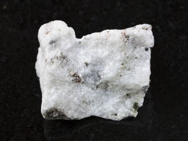 ham carbonatite taş koyu arka plan üzerine