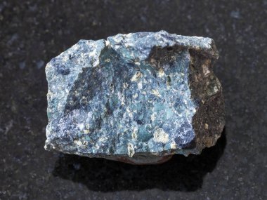 koyu arka plan üzerine kaba Kimberlite taş