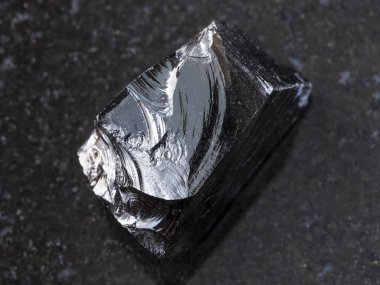 ham obsidiyen (volkanik cam) karanlık parçası