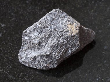 ham kromit taş koyu arka plan üzerine