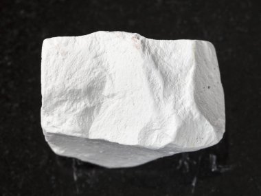 koyu arka plan üzerinde ham chalkstone