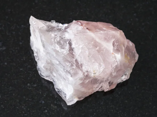 Cristal en bruto de piedras preciosas de cuarzo rosa en la oscuridad —  Fotos de Stock