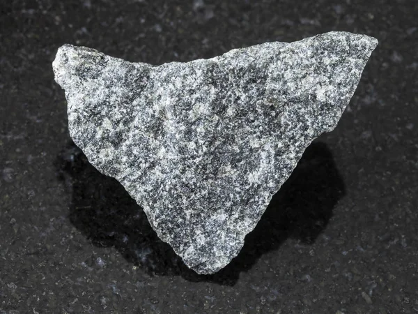 Pedra olivinita áspera no fundo escuro — Fotografia de Stock