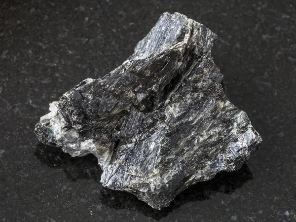 Pietra ruvida peridotite su sfondo scuro — Foto Stock