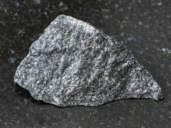 Грубий делікатний камінь на темному фоні — стокове фото