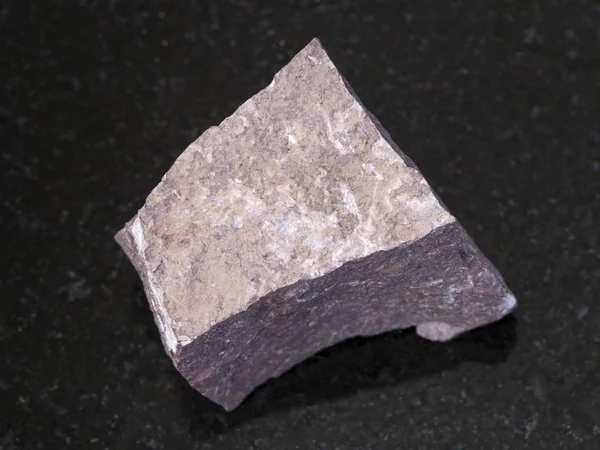 Roher Aleurolith Stein auf dunklem Hintergrund — Stockfoto