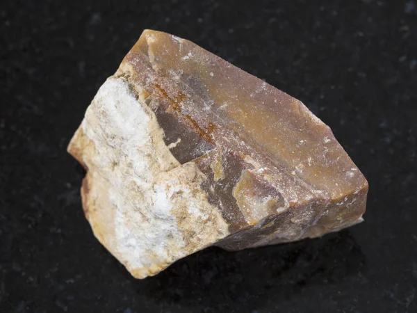Сырой коричневый камень Флинта на темном фоне — стоковое фото