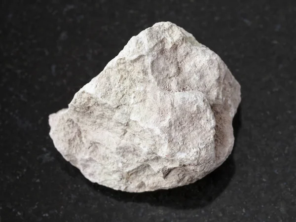 Сырой мраморный камень на темном фоне — стоковое фото
