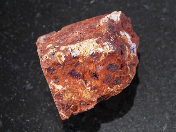 Pedra de bauxita vermelho áspero no fundo escuro — Fotografia de Stock