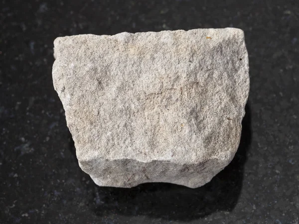 Грубый серый камень Доломит на темном фоне — стоковое фото